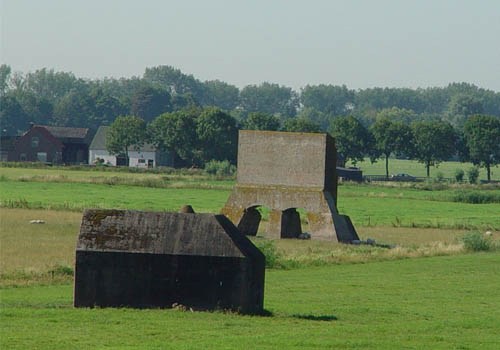 Werk aan 't Spoel - kogelmuur en groepsschuilplaats; herkomst: http://hollandsewaterlinie.nl/