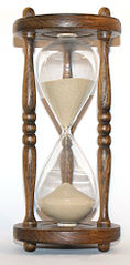 Zandloper. Afbeelding ontleend aan Afbeelding afkomstig uit Wikipedia, trefwoord 'zandloper' of 'hourglass'. Foto S. Sepp in Wikimedia Commons. Licentie: Creative Commons, Attribution-Share Alike 3.0 Unported