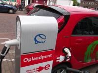 2012-4.png: foto van Bas Roufs van een electrische auto dat wordt opgeladen bij de oplaadpaal aan de hoek  van de Van Humboldtstraat en de Willem van Noortplein, te Utrecht, mei 2012.