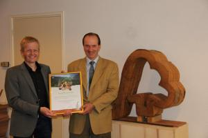 2012-5.png: foto van het moment in juni 2012 waarop het partnerschap van Triple P Solutions met FSC Nederland officieel werd. Deze foto stond in 2012 op de pagina "Triple P Solutions partner van FSC Nederland", op website van deze organisatie, http://www.fsc.nl/nieuws/triple-p-solutions-partner.